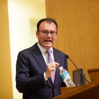 El gobierno respaldará a Pemex ante desplome de precios: Videgaray