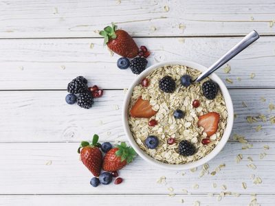 Postrecito de avena fit con yogur y chocolate: te va a encantar para merendar algo dulce sin culpa