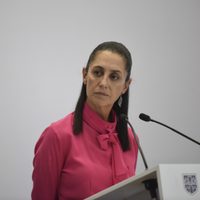 Sheinbaum "olvida" críticas y palomea arribo de Julio César Moreno a Morena