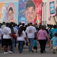 A un año de la matanza en Uvalde, Biden pide prohibir venta de armas para acabar con masacres