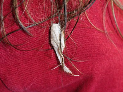 No cortes tu cabello: el truco de las abuelas para quitar el chicle pegado en minutos y con cero dramas