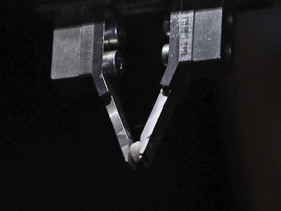 Robot extrae muestra del combustible fundido del reactor nuclear de Fukushima