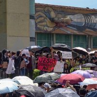 Marchan alumnos de la UNAM para exigir seguridad ante asesinato de estudiante en el CCH Sur