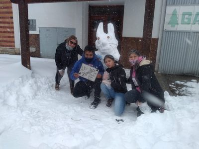 Algunas sonrisas en Zapala, pese a las complicaciones por el temporal de nieve