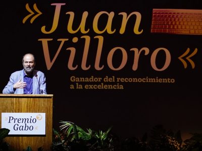 “En México matan a quienes buscan la verdad”, dice Villoro al recibir Premio Gabo a la Excelencia