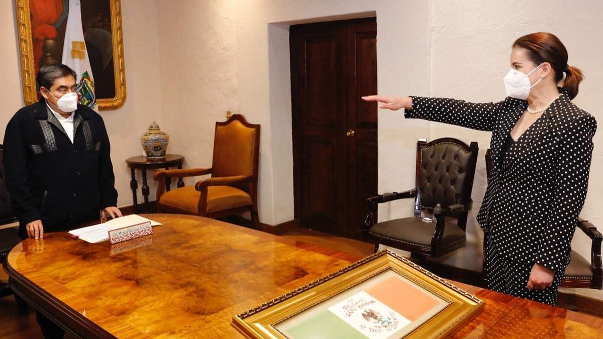 Barbosa con su nueva titular de Gobernación, Ana Lucía Hill Mayoral