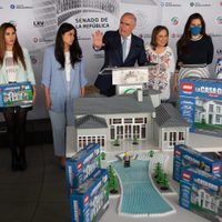 Panistas exhiben "casa gris" de juguete de José Ramón López: "que se arme la corrupción" (Video)