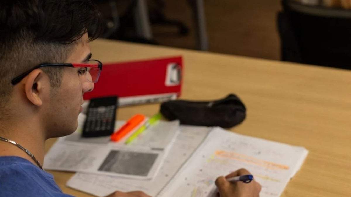 El 84 % de los beneficiario de las Becas en el nivel superior cuenta con un tutor asignado. Fuente: (Mejor Informado)