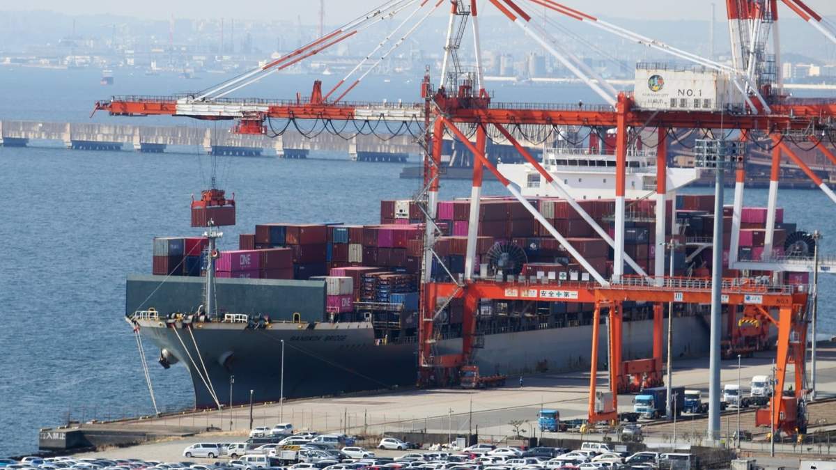 Un barco portacontenedores es cargado y descargado en una terminal del puerto de Kawasaki cerca de Tokio el 9 de marzo de 2022