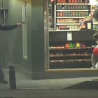 Policía enfrenta a ladrones de un Oxxo y abate a uno; “mataron a mi bebé!”, grita una mujer (Video)