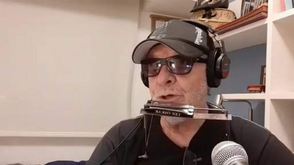 León Gieco en momentos de enviar el saludo a los músicos de Zapala y Los Catutos. Fuente: (Twitter).