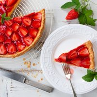 Probá esta receta de tarta de frutillas sin horno: se hace en 10 minutos y con un solo huevo