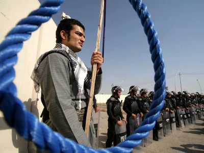 Ahorcan en Irán a “las hienas”, un grupo de hombres que violó a una alpinista frente a su esposo