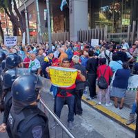 Protocolo antipiquete: vuelven a reprimir en la marcha de los jubilados y hay un periodista herido