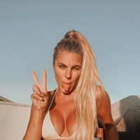 Ivana Icardi se quitó los prejuicios completamente al natural y Hugo Sierra se rinde en la arena