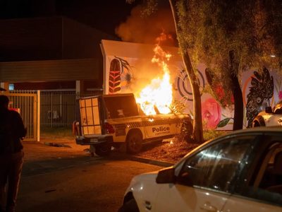 Provocan disturbios afuera de hospital en Australia donde atienden a asesino de una niña de 5 años