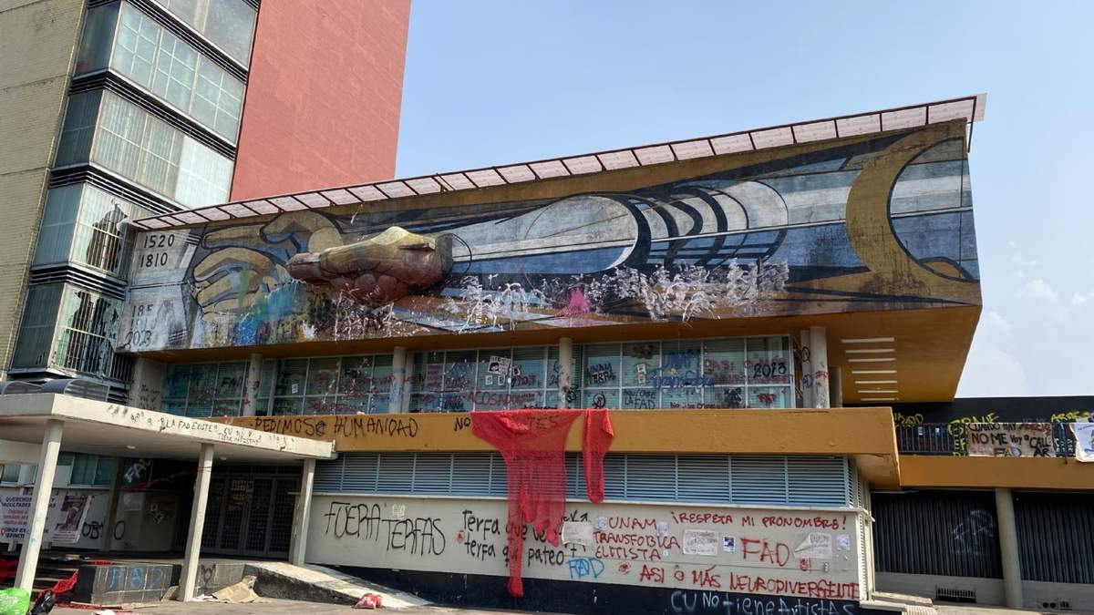 El mural de David Alfaro Siqueiros fue vandalizado por estudiantes de la Facultad de Artes y Diseño