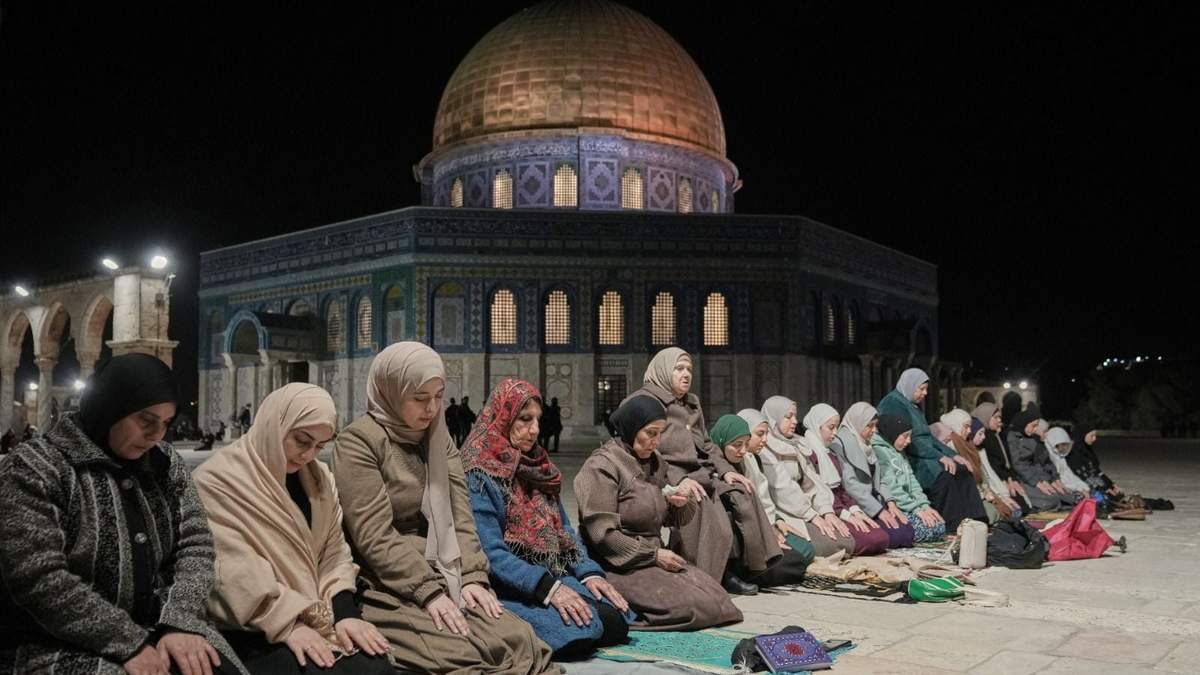 Fieles musulmanes oran en el Ramadán, junto al santuario de la Cúpula de la Roca, en la Ciudad Vieja de Jerusalén