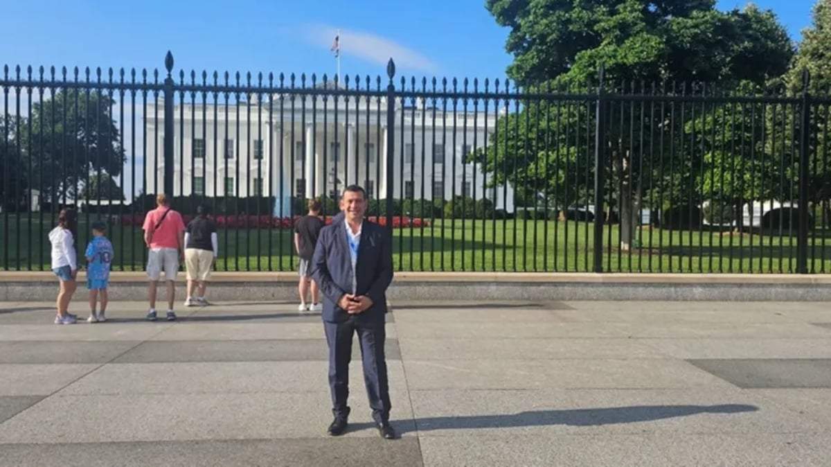 Fernando Banderet en una tipica postal nortemericana frente a la Casa Blanca