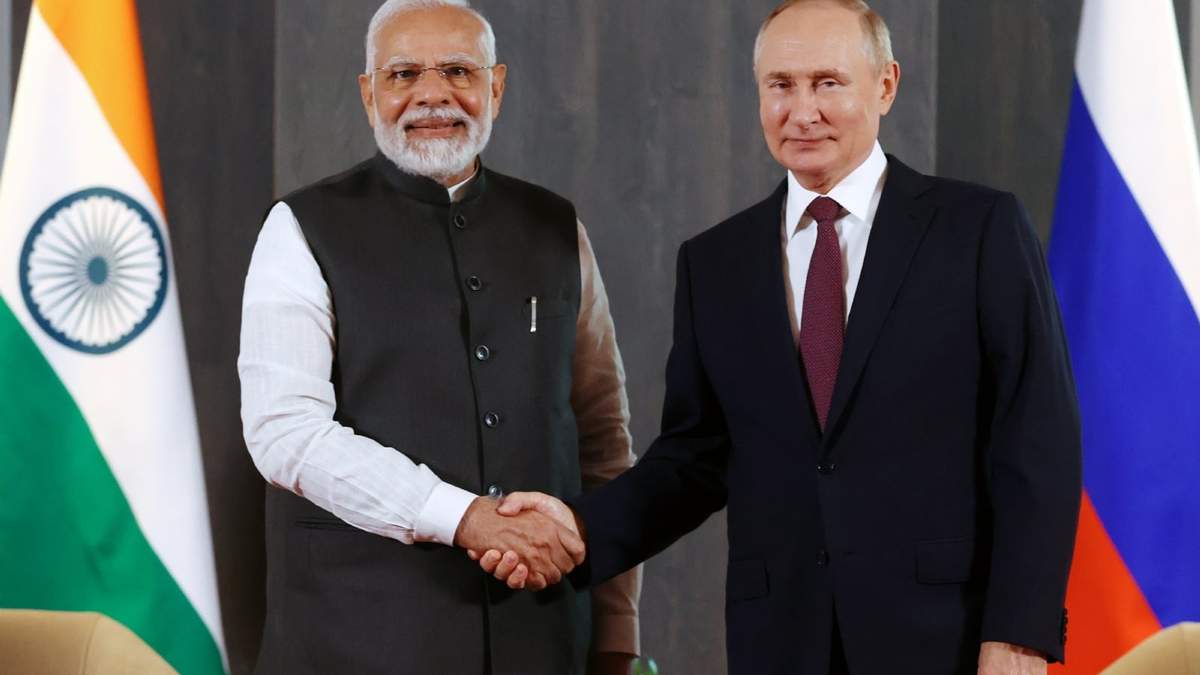 El presidente ruso Vladímir Putin, derecha, posa junto con el primer ministro indio Narendra Modi antes de negociaciones en el marco de la cumbre del bloque de la Organización de Cooperación de Shanghai, en Samarkand, Uzbekistán, el 16 de septiembre de 2022.
