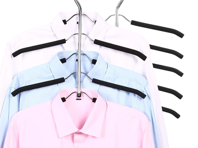 Con ayuda de 1 percha de ropa vieja: mirá este trucazo para colgar las toallas y ahorrar espacio