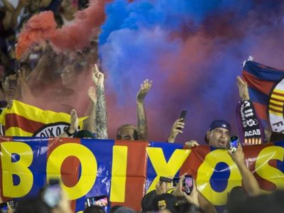 Barras del Barcelona y Espanyol fueron a donar por coronavirus y terminaron a las piñas