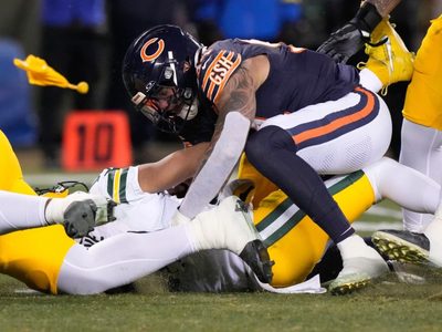 Jordan Love, mariscal de los Packers, abandona el juego tras una conmoción cerebral (Video)
