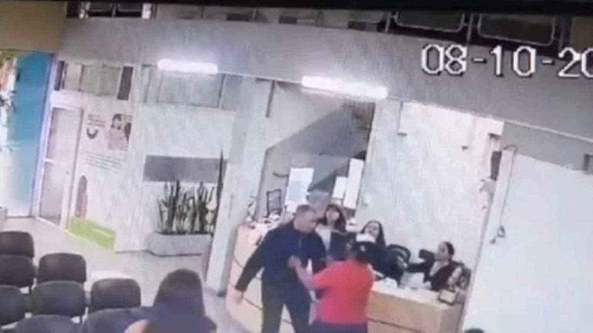 El momento de la agresión capatado por una cámara de seguridad del municipio. Fuente: (Mejor Informado)