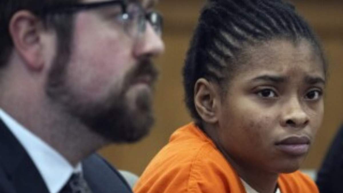 Chrystul Kizer escucha sentada al lado de su abogado, Gregory Holdahl, durante una audiencia en el Tribunal del Condado Kenosha, en Kenosha, Wisconsin