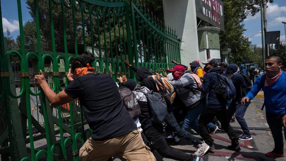 Normalistas protestan en la entada del 27 batallón de Infantería, con sede en Iguala.