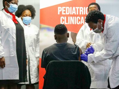 Sudáfrica inicia un ensayo global de seguridad para la vacuna pediátrica de Sinovac