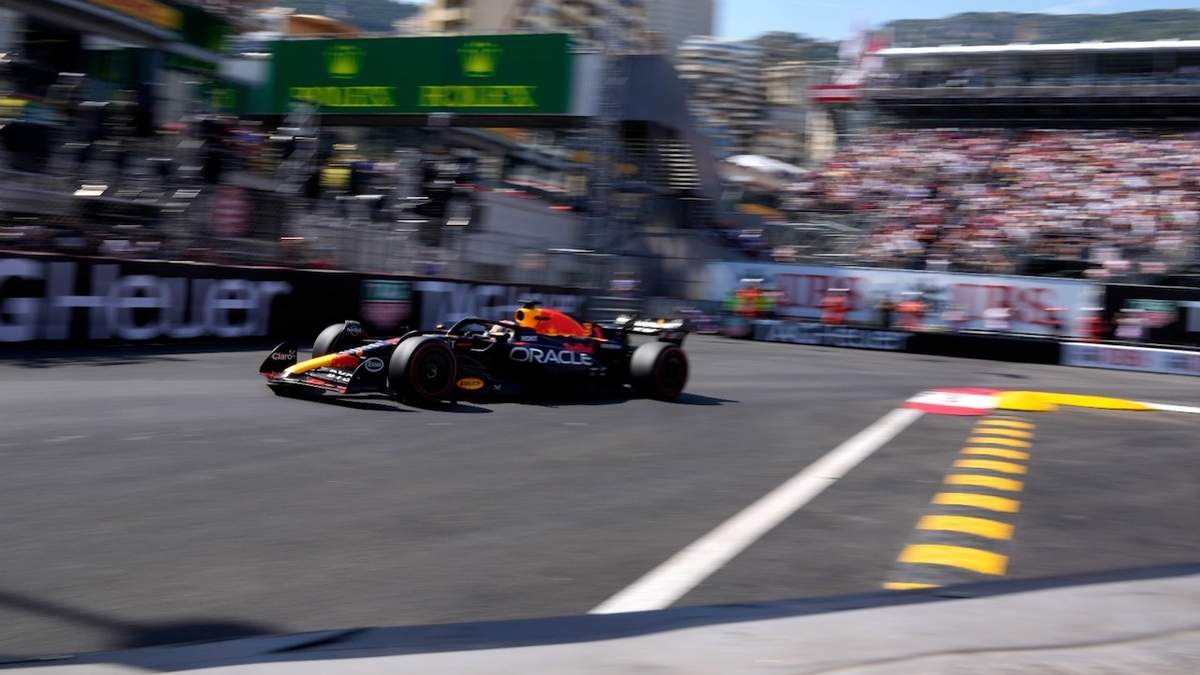 El piloto de Red Bull Max Verstappen maniobra el auto en la sesión de calificación para el Gran Premio de Mónaco