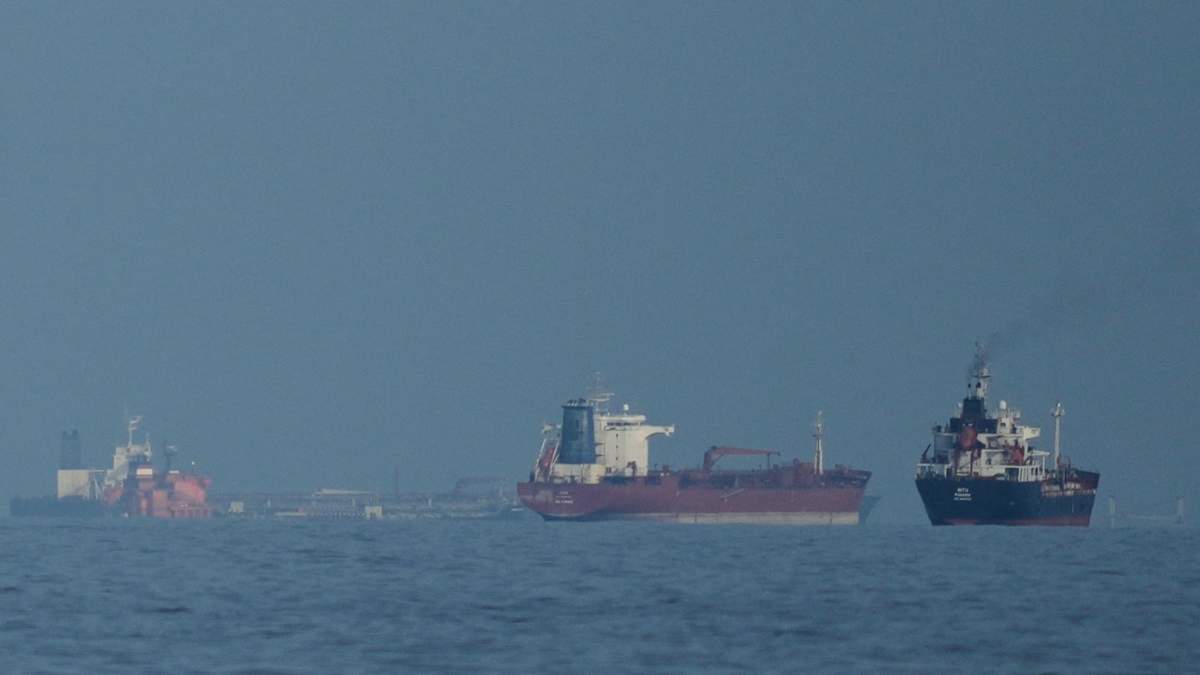 Petroleros y cargueros se alinean en el estrecho de Ormuz vistos desde Khor Fakkan, Emiratos Árabes Unidos, el miércoles 11 de marzo de 2026