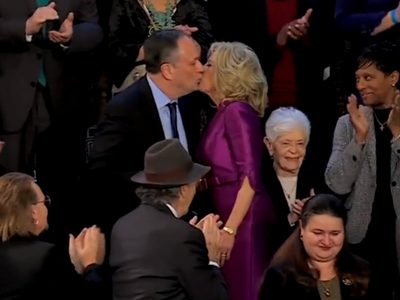 La primera dama de EU, Jill Biden, besa en los labios al esposo de Kamala Harris
