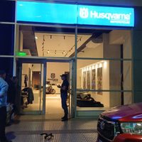 Golpe comando en concesionaria de Neuquén: un grupo de 10 personas robó varias motos en plena madrugada