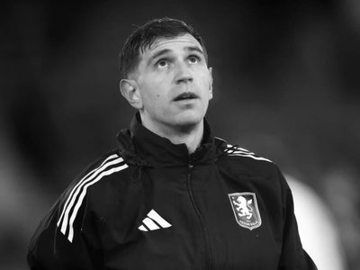 Se encienden las alarmas: el Dibu Martínez salió lesionado en el empate del Aston Villa