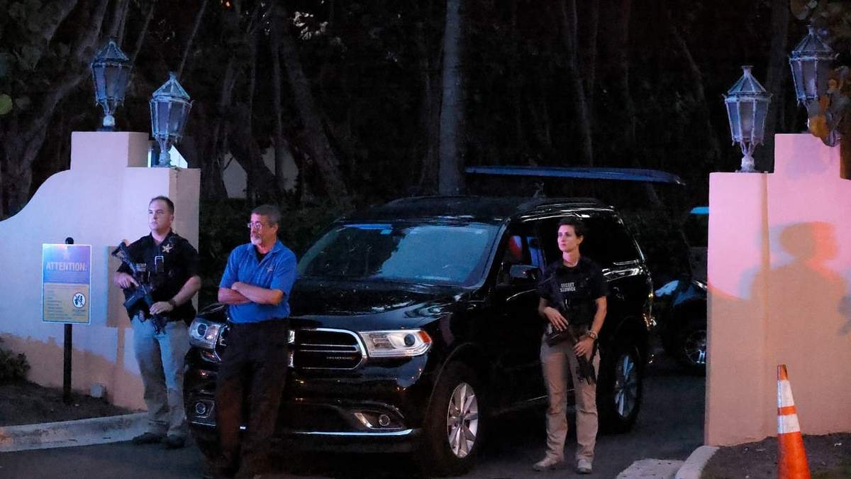 Agentes del Servicio Secreto se paran frente a la entrada de la propiedad Mar-a-Lago del expresidente Donald Trump