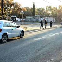 Atropelló a un niño que cruzó repentinamente la calle en Centenario y fue atacado a golpes por los familiares