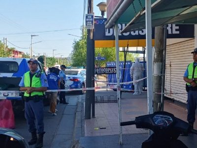 Murió en la calle un joven que recorrió varias casas pidiendo asistencia