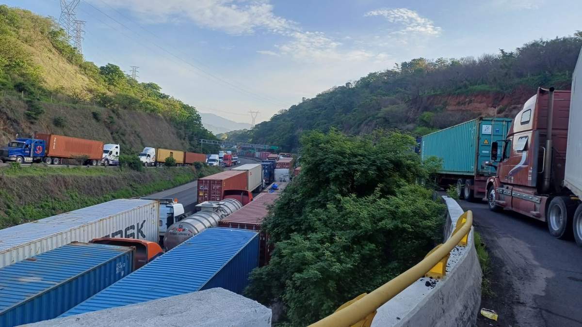 Caos en el acceso al Puerto de Manzanillo