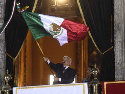 "¡Vivan las culturas del México prehispánico!": clama AMLO en el Grito de Independencia