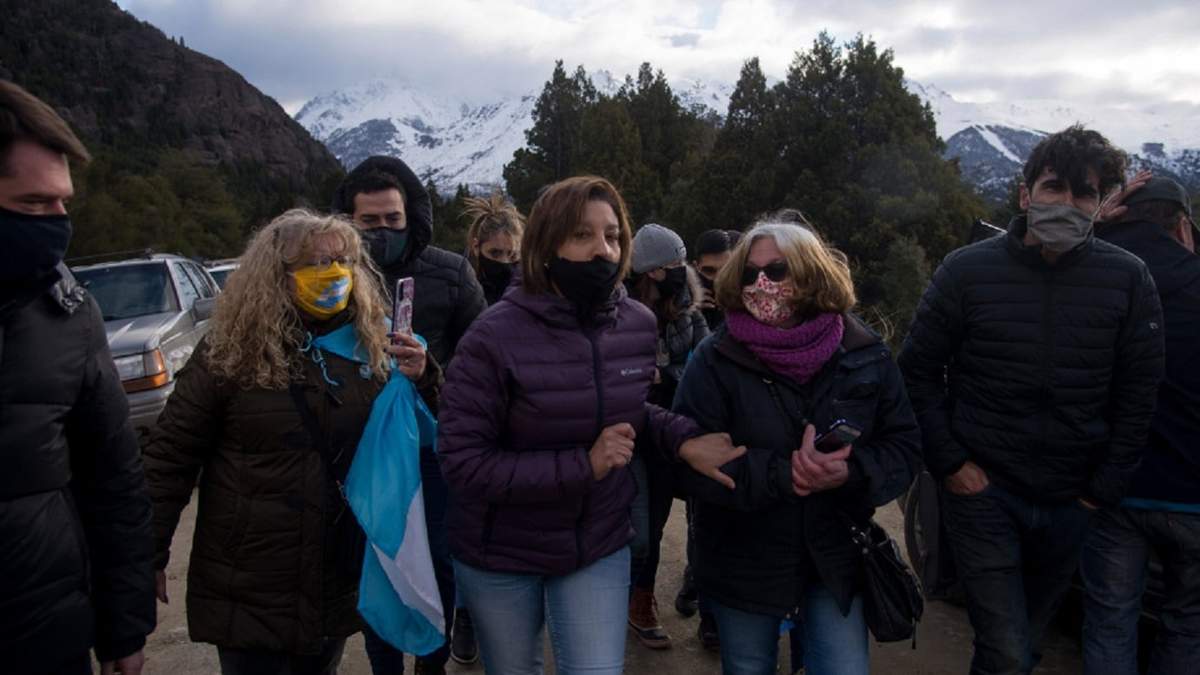 La gobernadora Carreras en los reclamos de Villa Mascardi. Fuente: (Twitter)