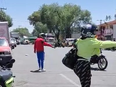 Motociclista armó balacera con policías porque no pudo pasar en bloqueo vial en avenida Tláhuac