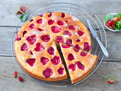 Bizcochuelo de frutillas: una receta con pocos ingredientes y perfecta para aprovechar la fruta de temporada