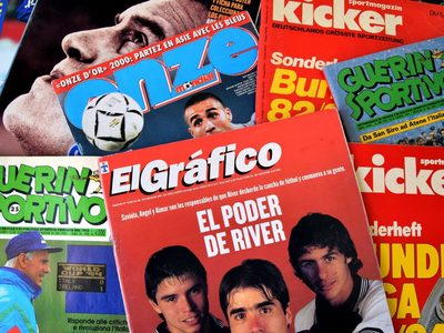 Con revistas viejas y los flota flota rotos de la pileta, creá este divino florero que es tendencia en decoración