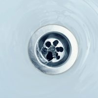 El truco de los plomeros para destapar la pileta del baño en 5 minutos y usando solo 2 productos
