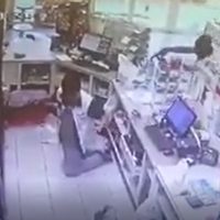 Hincan a adolescente y lo asesinan por la espalda durante un atraco a tienda (Video)