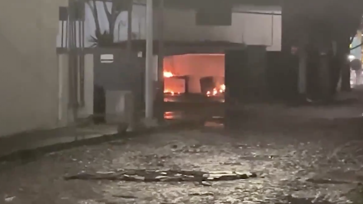 Escena de uno de los videos que circuló del inmueble atacado