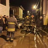 Una familia evacuó su vivienda por temor a derrumbes en la ladera del Curruhuinca
