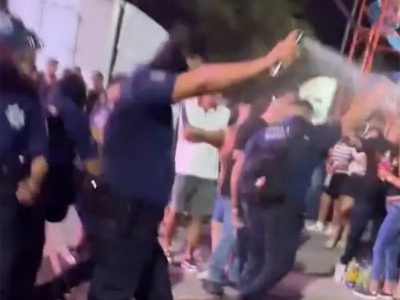 Policías rocían gas pimienta a asistentes a concierto de "El Gran Silencio" en Manzanillo (Video)